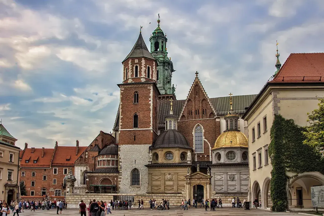 Krakowska katedra, symbol polskiego dziedzictwa, z dominującą wieżą i złotą kopułą. Choć kojarzona z katolicyzmem, jej architektura przypomina też o wpływach wschodnich, gdzie dominuje prawosławie.