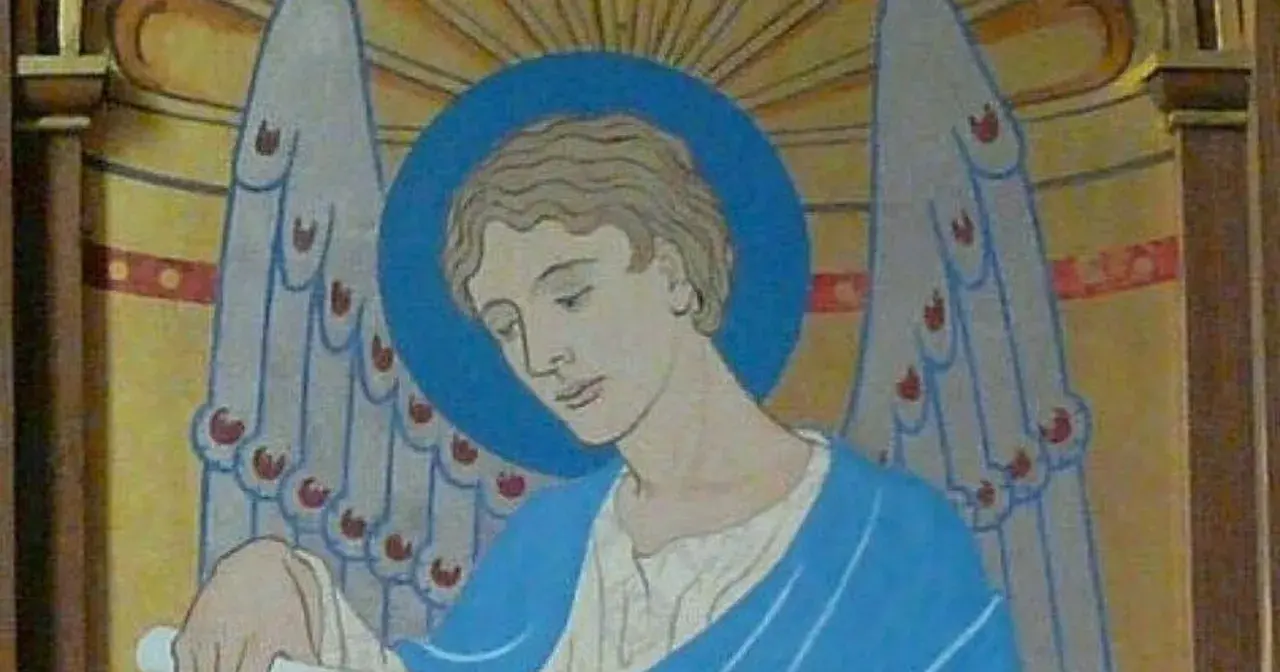 Archanioł Uriel, z niebieską aureolą i skrzydłami, pochyla głowę nad zwojem.