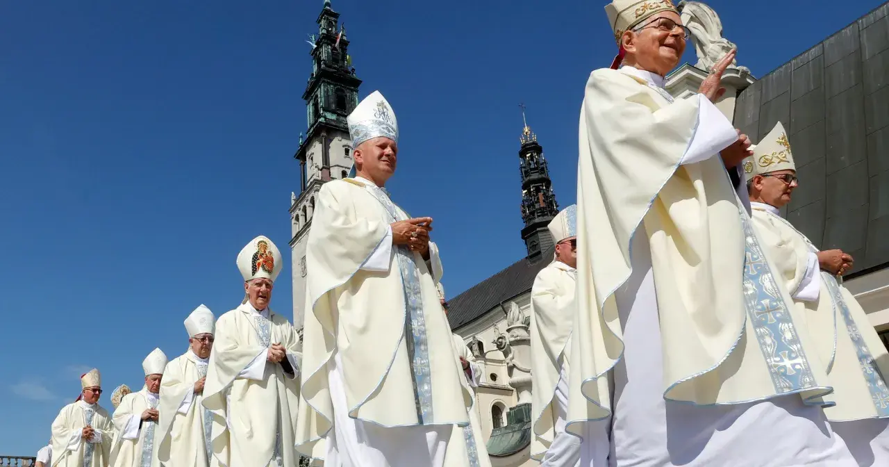 Biskupi w białych szatach procesyjnie idą pod jasnobłękitnym niebem. W tle widać wieże klasztoru, gdzie niedawno podpisano ważny konkordat.