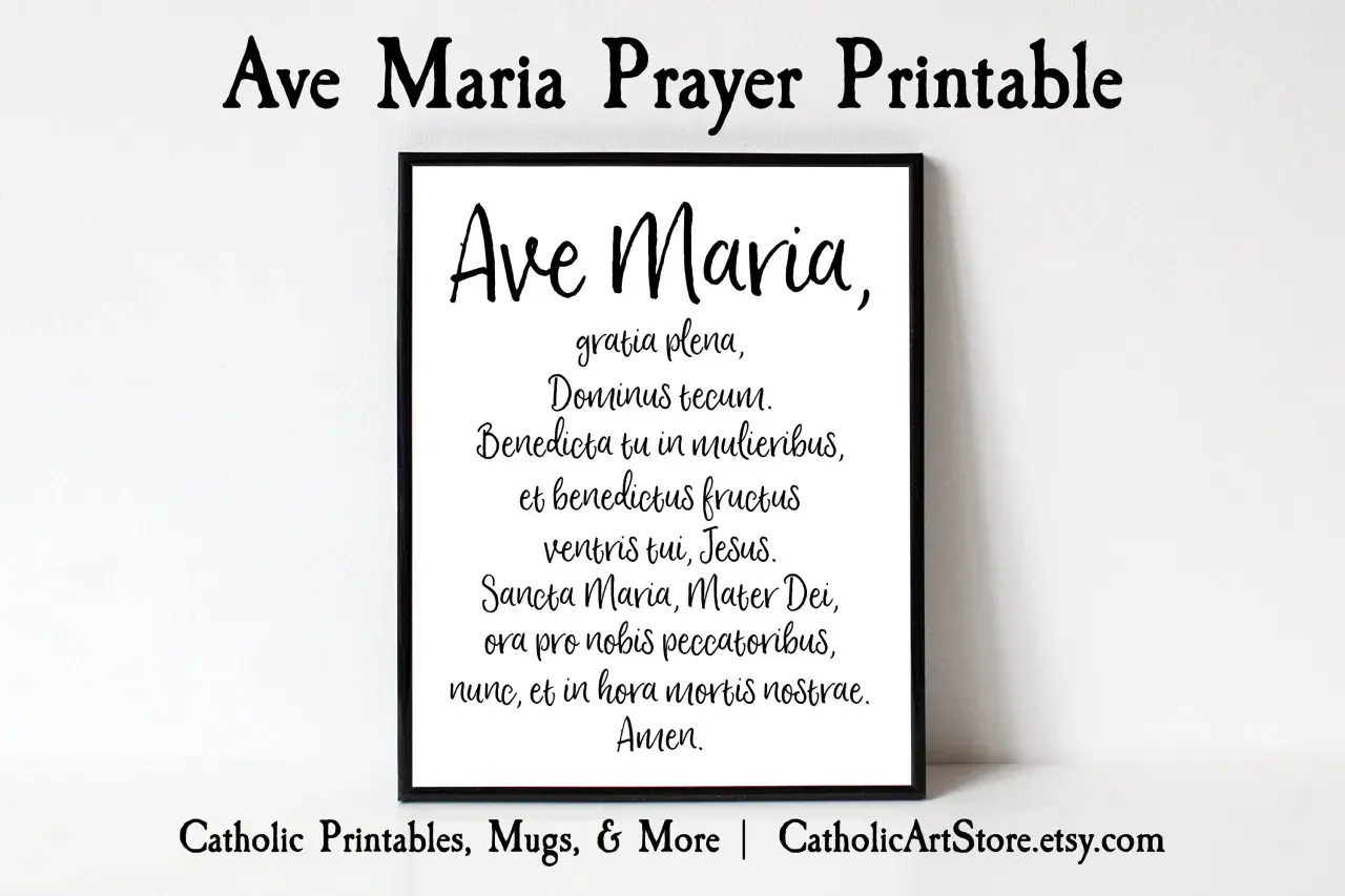 Czarno-biały wydruk z tekstem modlitwy "Ave Maria" w języku łacińskim. Idealny do dekoracji domu lub jako prezent.