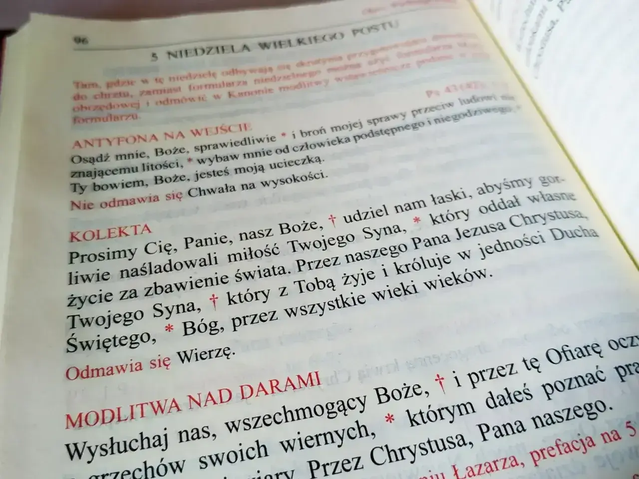 Modlitwa wiernych przykłady: tekst z książki liturgicznej, zawiera modlitwy i antyfony.