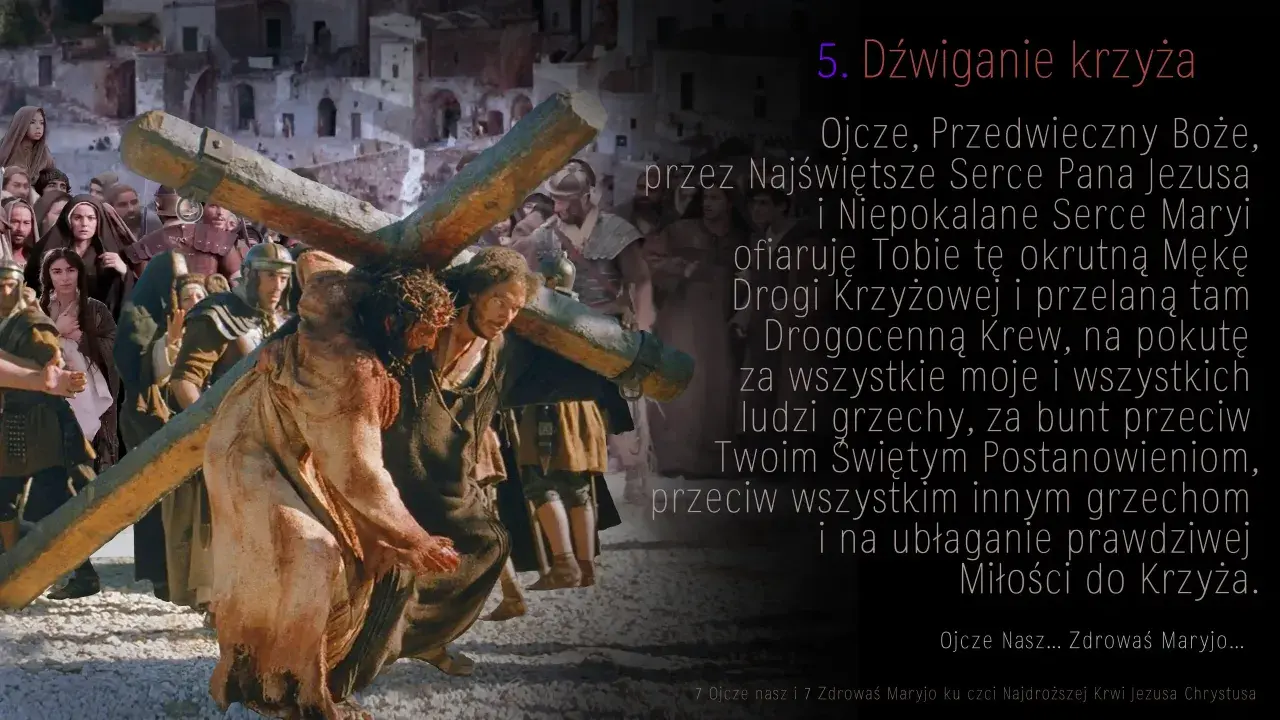 5. stacja Drogi Krzyżowej: Jezus dźwiga krzyż, wspierany przez Cyrenejczyka. Tłum ludzi obserwuje.