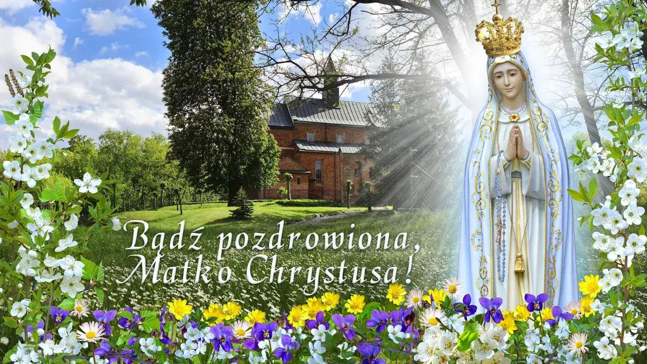 Piękna modlitwa do Matki Bożej w otoczeniu kwitnących drzew i kwiatów. Postać Maryi z koroną na głowie i złożonymi dłońmi.