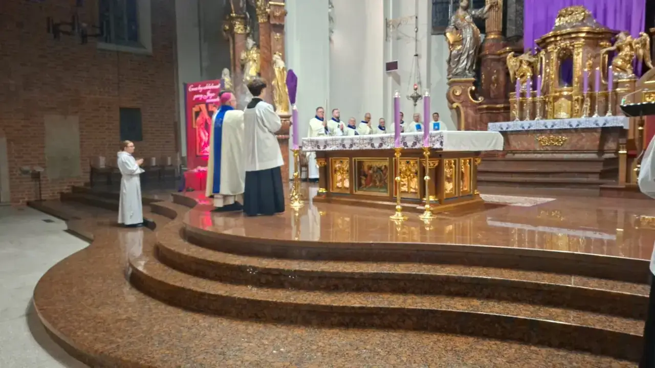 Uroczysta modlitwa za dzieci nienarodzone w kościele. Kapłani w szatach liturgicznych przy ołtarzu.