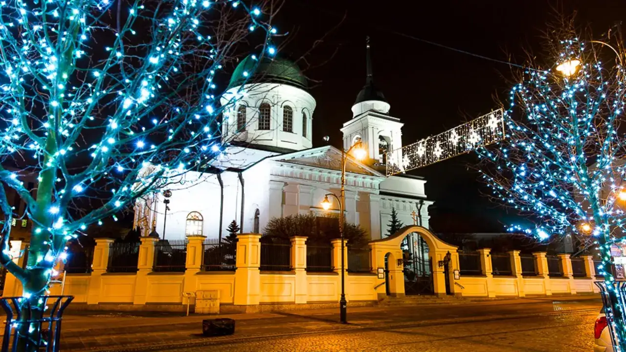 Świąteczna iluminacja wokół cerkwi, przygotowania do prawosławnych świąt bożego narodzenia.