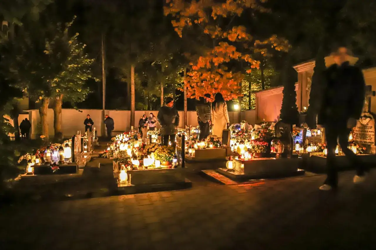 Nocny cmentarz, płonące znicze i ludzie zadumani nad grobami. W takich chwilach łatwiej sformułować intencję za zmarłego.