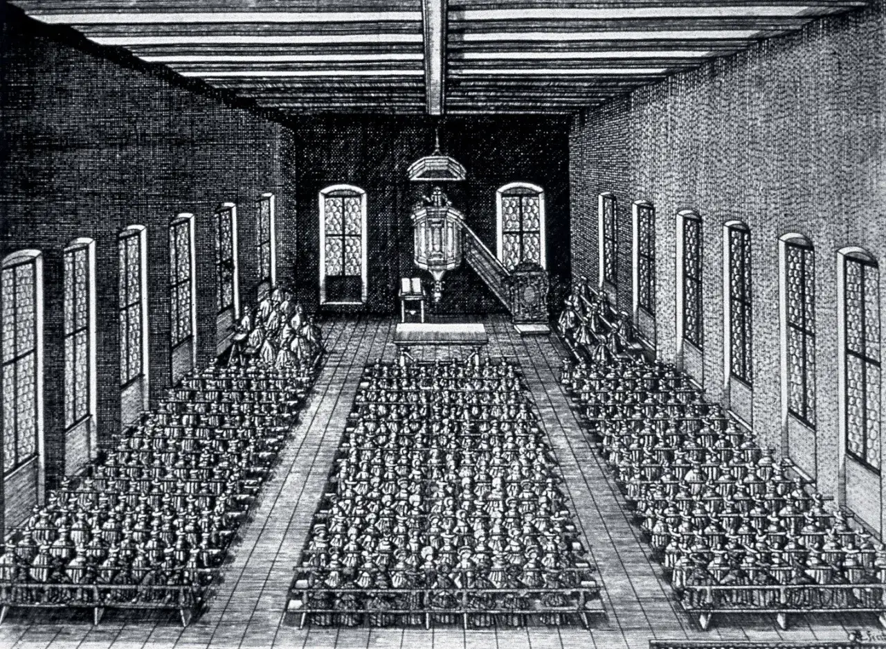 Wielka sala z licznymi ławami wypełnionymi ludźmi, kazalnica i okna. Scena oddaje atmosferę zgromadzenia religijnego związanego z kalwinizmem.
