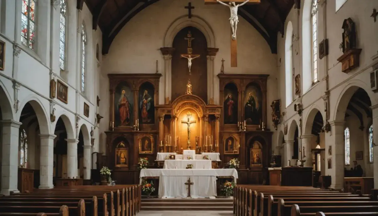 Wnętrze kościoła rzymskokatolickiego z ołtarzem, krucyfiksami i ławkami.