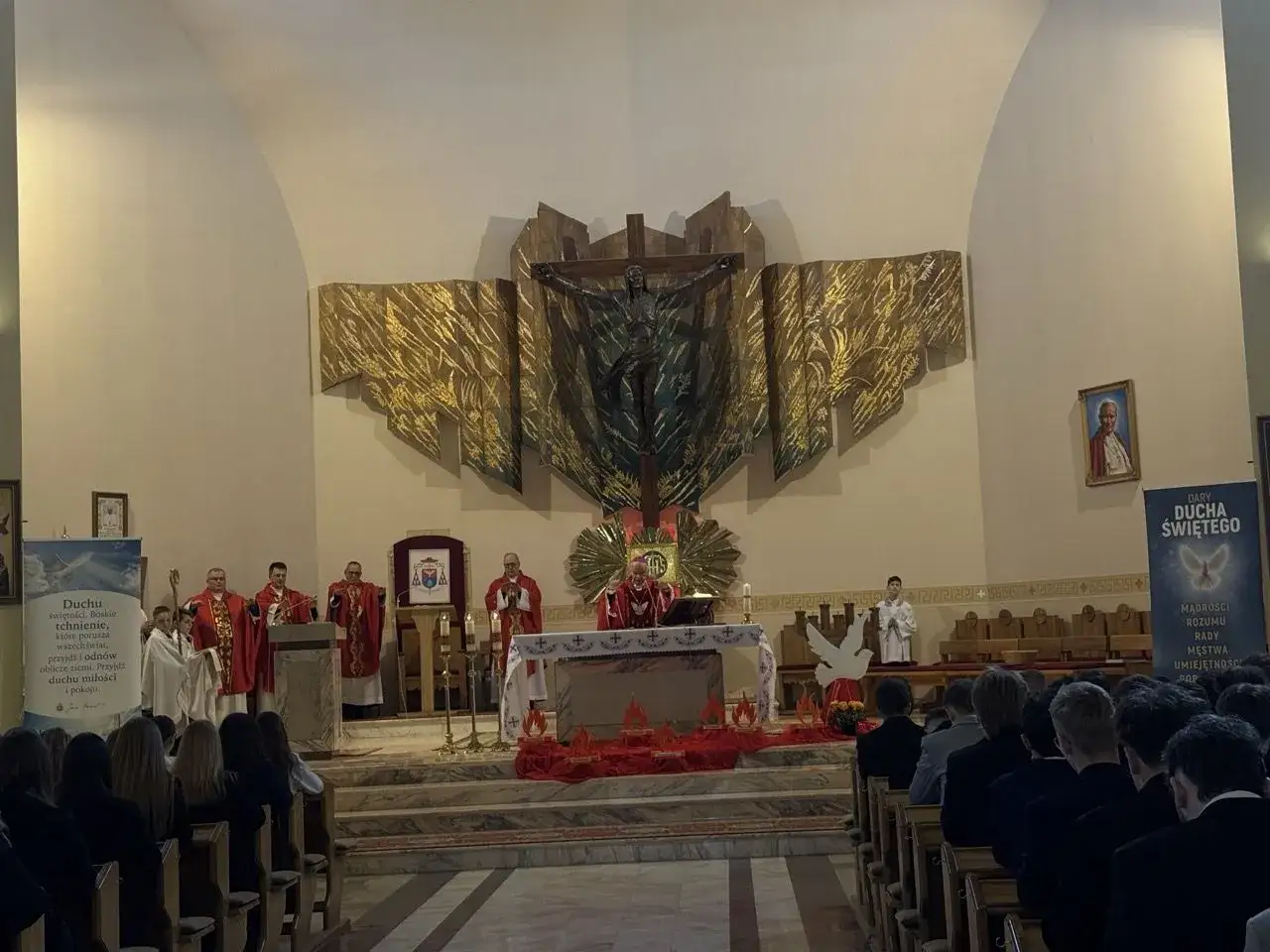 Uroczystość bierzmowania w kościele. Młodzież wybiera imiona do bierzmowania, a duchowni odprawiają nabożeństwo.