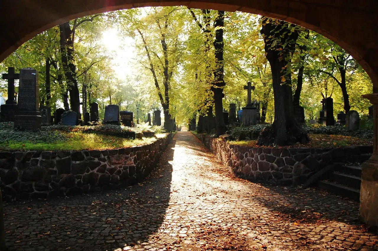Zdjęcie Kto zarządza cmentarzem parafialnym i jakie ma obowiązki?