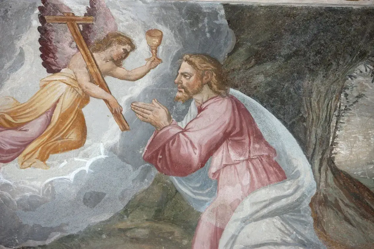 Jezus w Ogrójcu modli się, gdy anioł podaje mu kielich i krzyż.