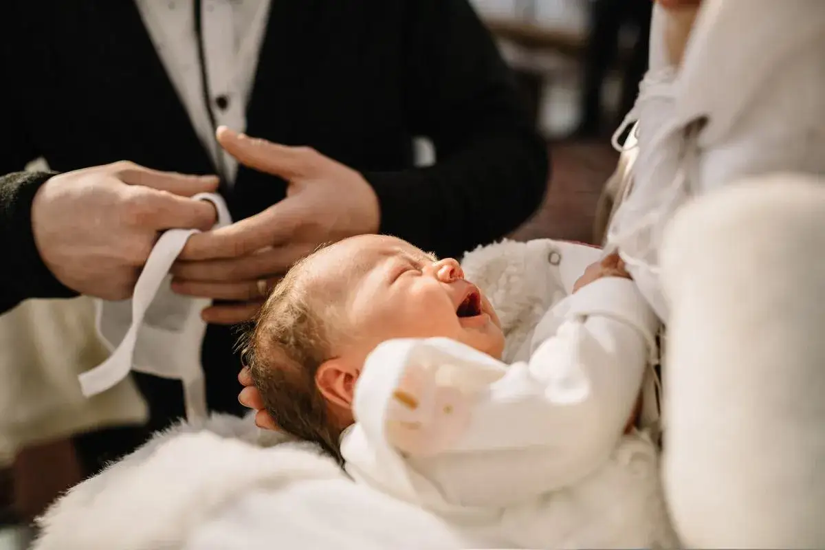 Płacz dziecka podczas chrztu. Czy ksiądz może odmówić chrztu nieślubnemu dziecku?