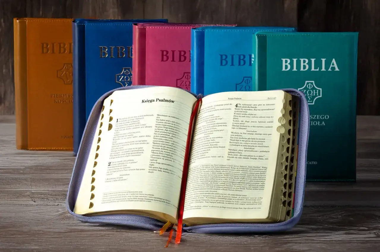Co to jest pismo święte? Biblia, księga pełna mądrości i Bożych słów, w różnych kolorach.