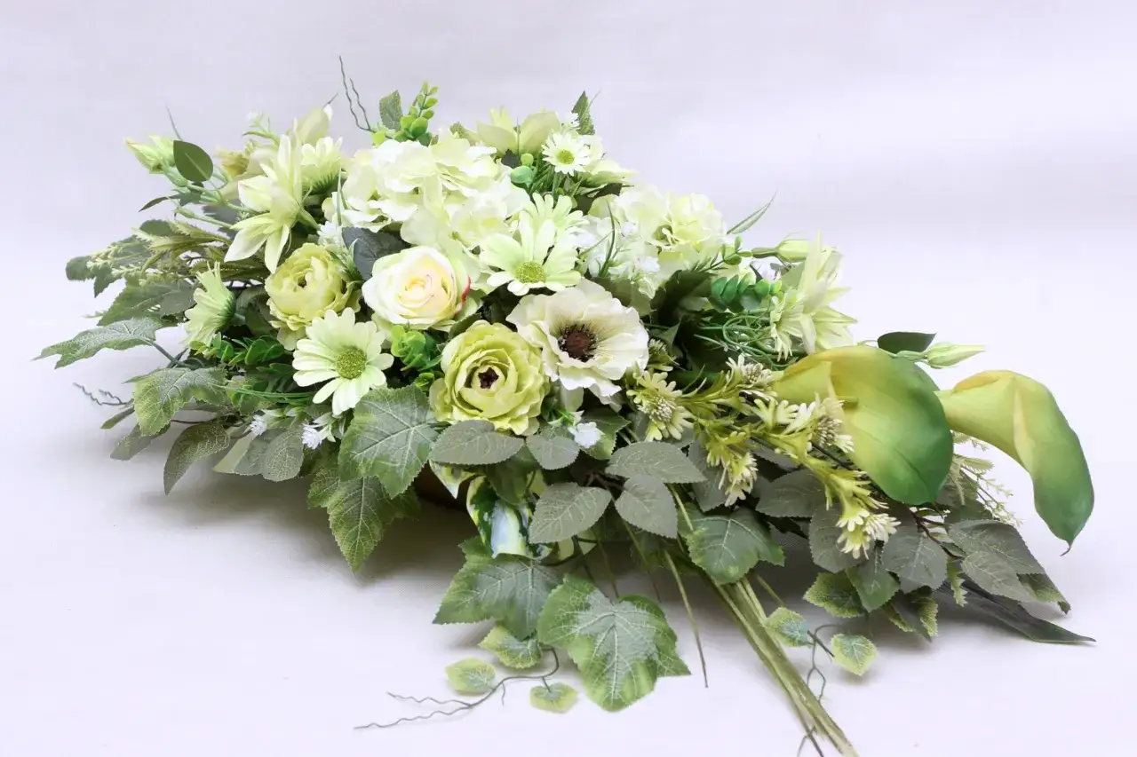 Zdjęcie Czym obciążyć stroik na cmentarz, aby nie wypadł i długo trwał